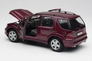 Mercedes ML55 AMG W163 Viola Maisto 1:18 31876 Pressofusione — immagine 5 di 8