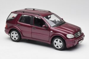 Mercedes ML55 AMG W163 Viola Maisto 1:18 31876 Pressofusione — immagine 6 di 8