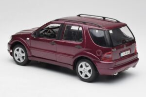 Mercedes ML55 AMG W163 Viola Maisto 1:18 31876 Pressofusione — immagine 7 di 8