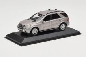 Mercedes ML63 AMG W164 Grigio Metallizzato Minichamps 1:43 400034570 Pressofusione — immagine 2 di 4