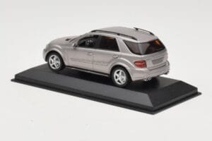Mercedes ML63 AMG W164 Grigio Metallizzato Minichamps 1:43 400034570 Pressofusione — immagine 3 di 4