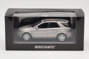 Mercedes ML63 AMG W164 Grigio Metallizzato Minichamps 1:43 400034570 Pressofusione — immagine 4 di 4