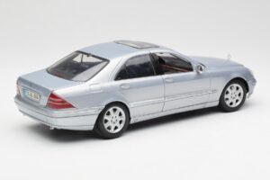 Mercedes S-Class W220 Azzurro Maisto 1:18 56050 Pressofusione — immagine 3 di 8