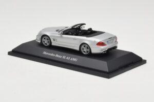 Mercedes SL 63 AMG R230 Silver Metallic Minichamps 1:43 B66960018 Pressofusione — immagine 3 di 4