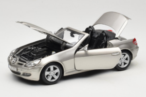 Mercedes SLK R171 Bronzo Chiaro Metallizzato Maisto 1:18 31674-R1 Pressofusione — immagine 2 di 8