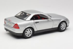 Mercedes SLK R170 Roadster Argento Maisto 1:18 31674 Pressofusione — immagine 5 di 9