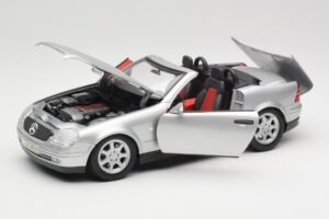 Mercedes SLK R170 Roadster Argento Maisto 1:18 31674 Pressofusione — immagine 8 di 9