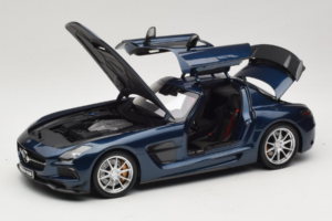 Mercedes SLS AMG Black Series Daytona Blue Metallic Minichamps 1:18 110033026 Pressofusione — immagine 2 di 8
