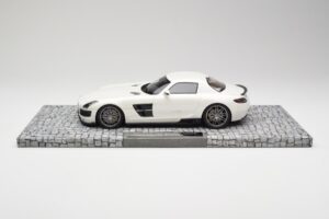 Mercedes Brabus SLS AMG 700 Biturbo Pearl Bianco Minichamps 1:18 107032020 Pressofusione — immagine 3 di 6