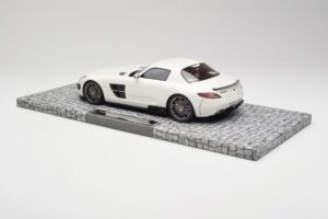 Mercedes Brabus SLS AMG 700 Biturbo Pearl Bianco Minichamps 1:18 107032020 Pressofusione — immagine 5 di 6