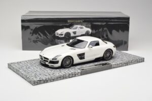 Mercedes Brabus SLS AMG 700 Biturbo Pearl Bianco Minichamps 1:18 107032020 Pressofusione — immagine 6 di 6