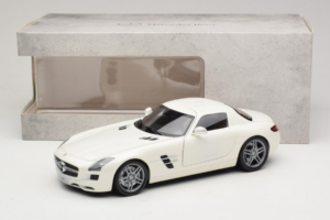 Mercedes SLS AMG Designo Mystic White Museum Edition Minichamps 1:18 B66055551 Pressofusione — immagine 8 di 8