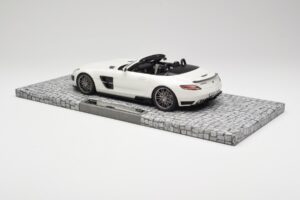 Mercedes Brabus SLS AMG 700 Biturbo Roadster Pearl Bianco Minichamps 1:18 107032130 Pressofusione — immagine 5 di 6