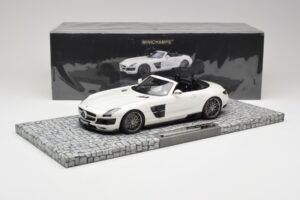 Mercedes Brabus SLS AMG 700 Biturbo Roadster Pearl Bianco Minichamps 1:18 107032130 Pressofusione — immagine 6 di 6