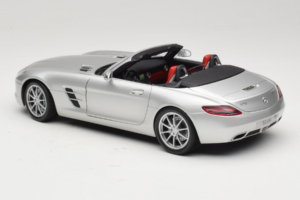 Mercedes SLS AMG Roadster Iridium Argento Minichamps 1:18 B66960078 Pressofusione — immagine 7 di 8