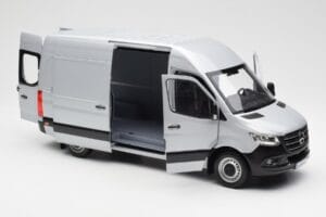 Mercedes Sprinter W907 Argento Norev 1:18 183424 Pressofusione — immagine 5 di 8