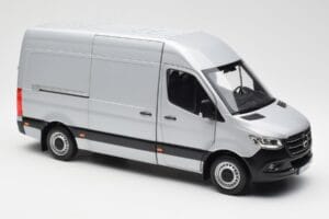 Mercedes Sprinter W907 Argento Norev 1:18 183424 Pressofusione — immagine 6 di 8
