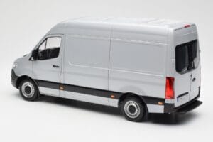 Mercedes Sprinter W907 Argento Norev 1:18 183424 Pressofusione — immagine 7 di 8