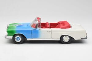 Mercedes 280SE W108 Tricolor Maisto 1:18 56014 Pressofusione — immagine 4 di 8
