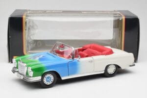 Mercedes 280SE W108 Tricolor Maisto 1:18 56014 Pressofusione — immagine 8 di 8