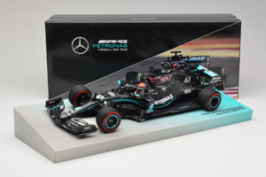 Mercedes W11 #63 G. Russell Mercedes AMG Petronas Sakhir Grand Prix 2020 Minichamps 1:18 113201663 Resina — immagine 7 di 7