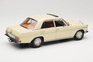 Mercedes W115 Strich 8 Crema Sun Star 1:18 4581 Pressofusione — immagine 3 di 8