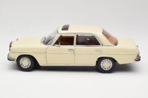Mercedes W115 Strich 8 Crema Sun Star 1:18 4581 Pressofusione — immagine 4 di 8