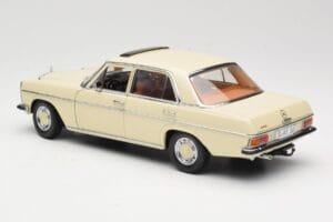 Mercedes W115 Strich 8 Crema Sun Star 1:18 4581 Pressofusione — immagine 7 di 8