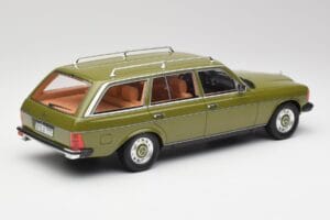 Mercedes W123 200T Cypress Verde BoS Models 1:18 BOS008 Pressofusione — immagine 2 di 6