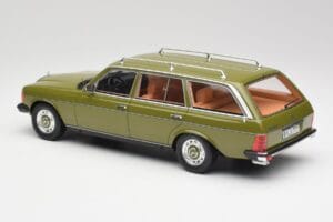 Mercedes W123 200T Cypress Verde BoS Models 1:18 BOS008 Pressofusione — immagine 5 di 6