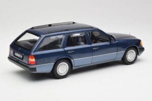 Mercedes 300D W124 T-Modell Nautical Blu Norev 1:18 183962 Pressofusione — immagine 3 di 8