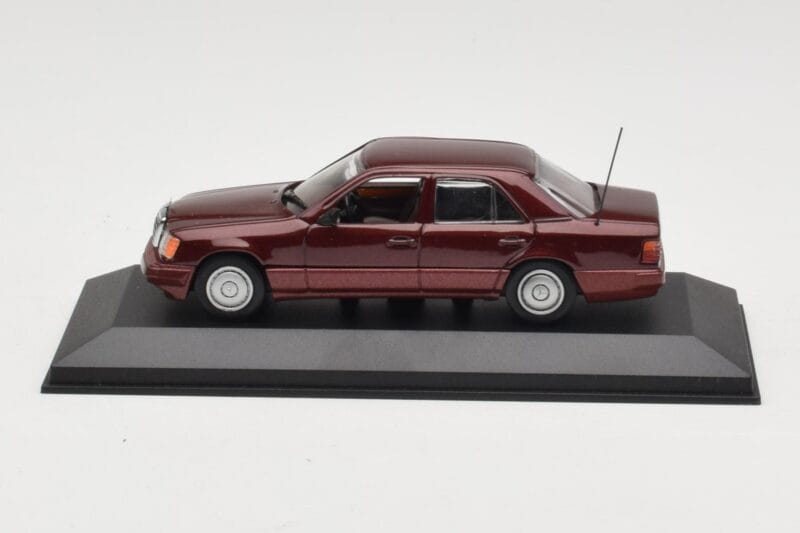 Mercedes W124 Dark Red Metallic Minichamps 1:43 MB002 Pressofusione
