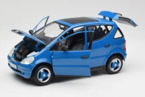 Mercedes A-Class W168 Azure Blu Maisto 1:18 50311 Pressofusione — immagine 2 di 8