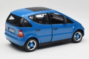 Mercedes A-Class W168 Azure Blu Maisto 1:18 50311 Pressofusione — immagine 3 di 8