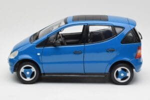 Mercedes A-Class W168 Azure Blu Maisto 1:18 50311 Pressofusione — immagine 4 di 8