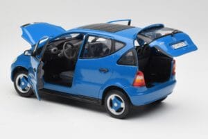 Mercedes A-Class W168 Azure Blu Maisto 1:18 50311 Pressofusione — immagine 5 di 8