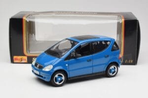 Mercedes A-Class W168 Azure Blu Maisto 1:18 50311 Pressofusione — immagine 8 di 8