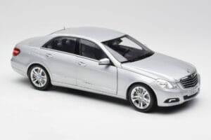 Mercedes Classe E W212 Avantgarde Iridium Argento Vernice Edizione 2 Minichamps 1:18 B66960212-D2 Pressofusione — immagine 6 di 11