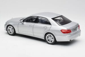 Mercedes Classe E W212 Avantgarde Iridium Argento Vernice Edizione 2 Minichamps 1:18 B66960212-D2 Pressofusione — immagine 7 di 11