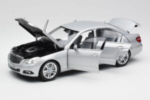 Mercedes Classe E W212 Avantgarde Iridium Argento Vernice Edizione 1 Minichamps 1:18 B66960212-D1 Pressofusione — immagine 2 di 11