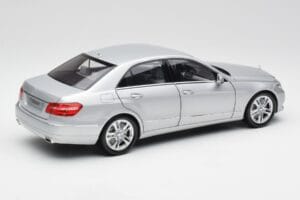 Mercedes Classe E W212 Avantgarde Iridium Argento Vernice Edizione 1 Minichamps 1:18 B66960212-D1 Pressofusione — immagine 3 di 11