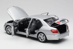 Mercedes Classe E W212 Avantgarde Iridium Argento Vernice Edizione 1 Minichamps 1:18 B66960212-D1 Pressofusione — immagine 5 di 11