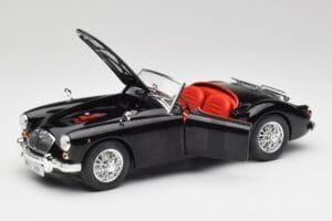 MGA English Roadster Nero Revell 1:18 84559091 Pressofusione — immagine 2 di 8