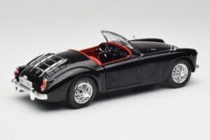 MGA English Roadster Nero Revell 1:18 84559091 Pressofusione — immagine 3 di 8