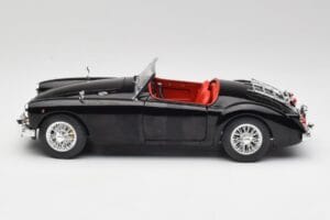 MGA English Roadster Nero Revell 1:18 84559091 Pressofusione — immagine 4 di 8