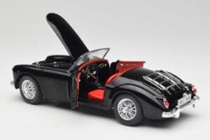 MGA English Roadster Nero Revell 1:18 84559091 Pressofusione — immagine 5 di 8