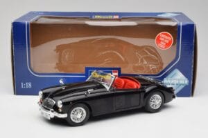 MGA English Roadster Nero Revell 1:18 84559091 Pressofusione — immagine 8 di 8