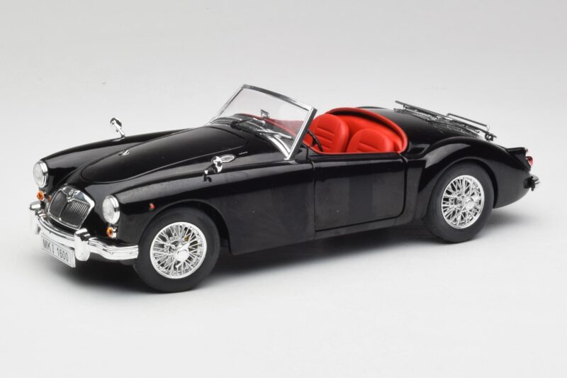 MGA English Roadster Nero Revell 1:18 84559091 Pressofusione