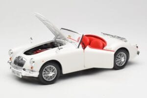 MGA Roadster Old English White Revell 1:18 08455 Pressofusione — immagine 2 di 8