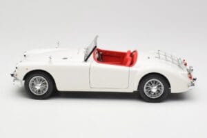 MGA Roadster Old English White Revell 1:18 08455 Pressofusione — immagine 4 di 8